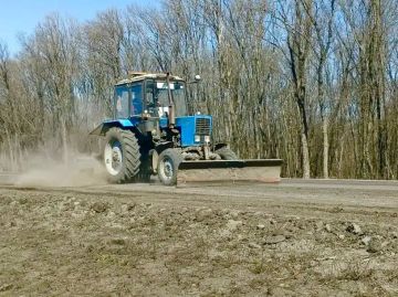 На выходных дорожники продолжили наводить порядок на дорогах общего пользования Республики