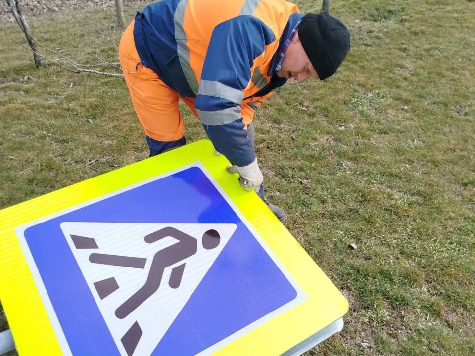 Продолжаем обновлять элементы дорожной инфраструктуры на дорогах общего пользования и убедительно просим водителей соблюдать требования дорожных знаков!