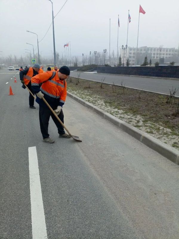В Мариуполе дорожники продолжают уборку автострад