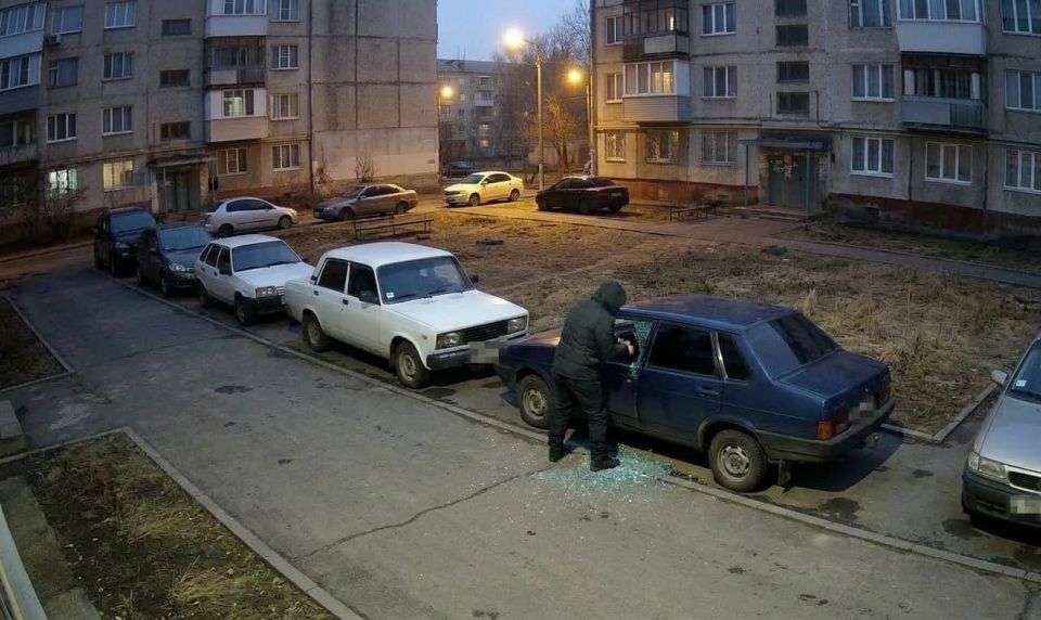 В Мариуполе кто-то массово вскрывает автомобили и ворует имущество