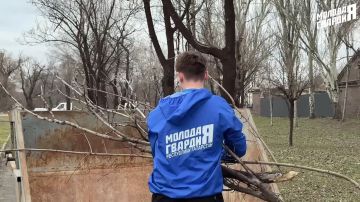 В сквере Макара Мазая прошёл общегородской субботник