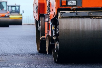 Александр Бондаренко: Перечень автомобильных дорог регионального, межмуниципального и местного значения, на которых запланирована дорожная деятельность в текущем году, включает на сегодняшний день уже 24 участка