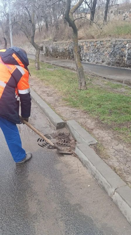 В Мариуполе дорожники ведут активные работы по расчистке ливневой канализации