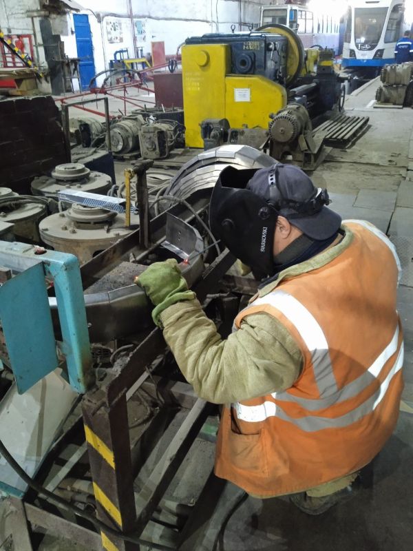 Мариупольтранс: Ежедневно специалисты трамвайного депо ГУП ДНР «МАРИУПОЛЬТРАНС» проводят технический осмотр и выпуск на линию трамвайных вагонов