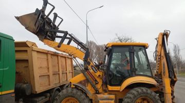 В Мариуполе продолжается уборка бордюрных зон автомагистралей
