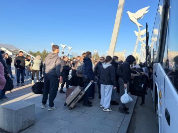 Школьники из Мариуполя отправились в Петербург на весенние каникулы