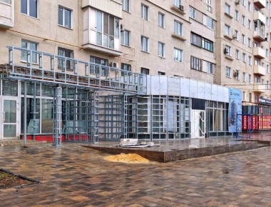 В Мариуполе сняли баннер «Вкусно – и точка»