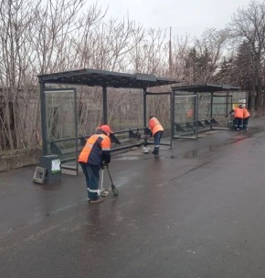 В Мариуполе дорожники благоустраивают остановки общественного транспорта