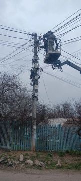 Мариупольские энергетики продолжают инспектировать сети наружного освещения