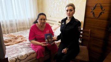 Полицейские помогли маломобильной женщине получить паспорт