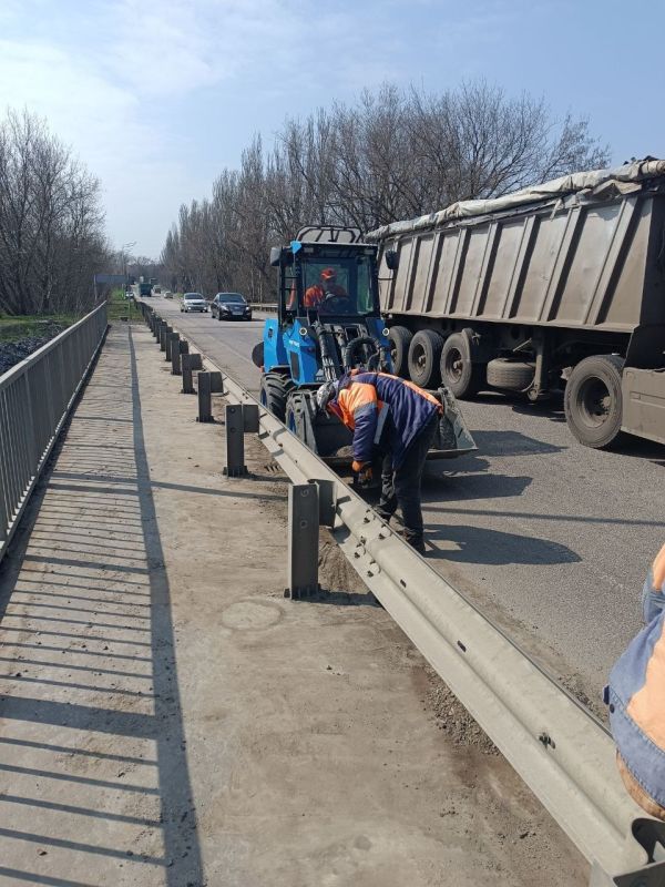 Коммунальщики благоустраивают улицу Тополиную