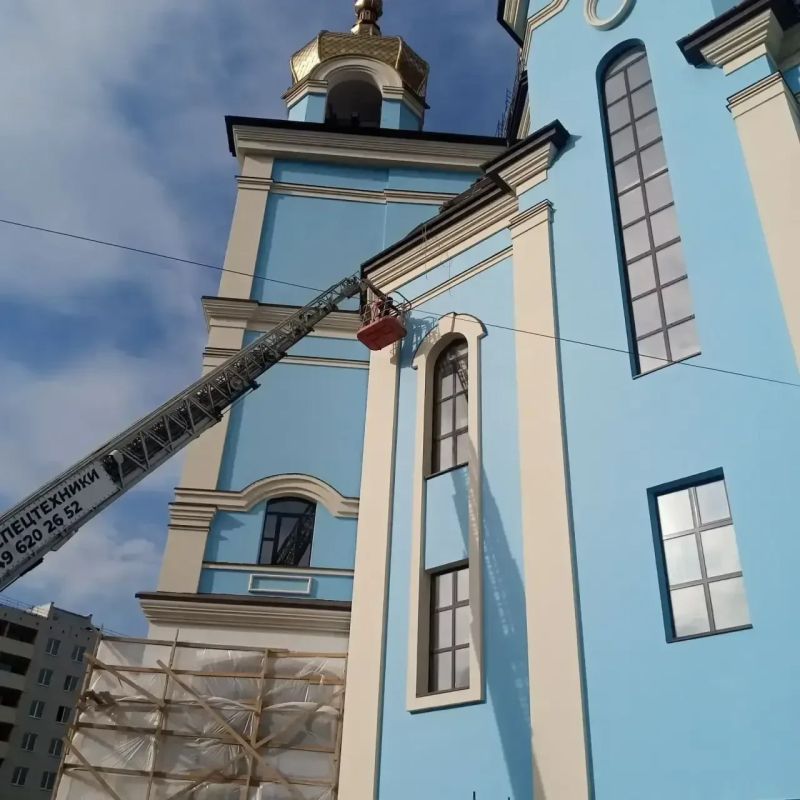 Специалисты из Санкт-Петербурга продолжают ремонт фасада Собора Покрова Божьей Матери