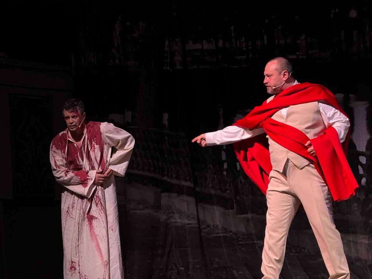 - А вам, что же, мои стихи не нравятся?