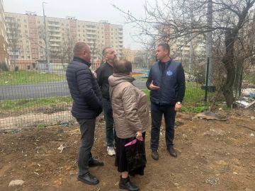 Замгендиректора Единого регионального фонда по управлению МКД ДНР Евгений Дротиков встретился с мариупольцами