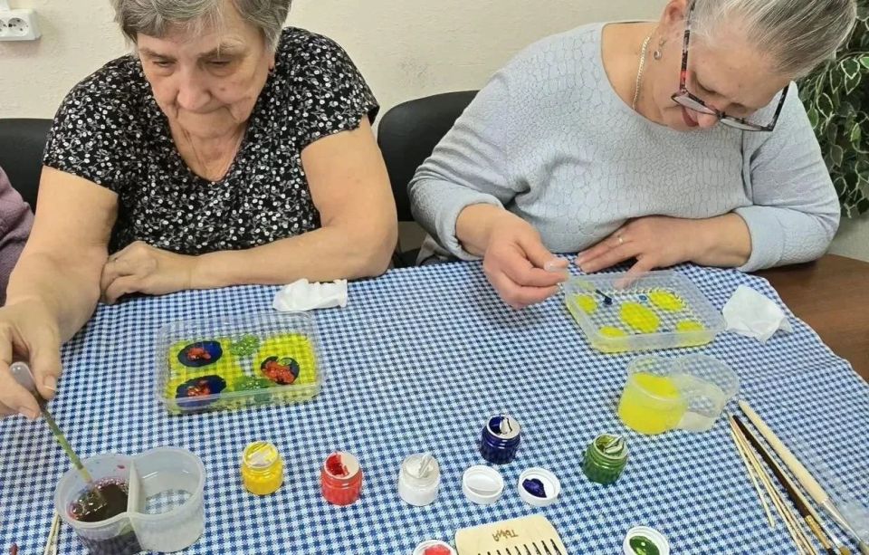 Для пожилых мариупольцев организовали мастер-класс по рисованию на воде