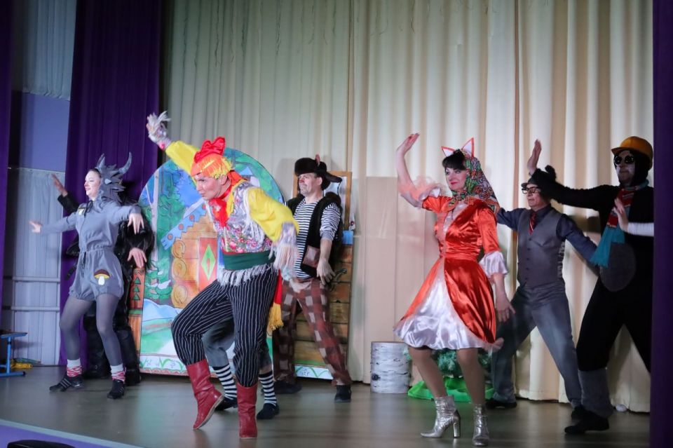 Начало весенних каникул: показ музыкальной сказки «Приключения в весеннем лесу» для ребят из Мариупольской школы № 5