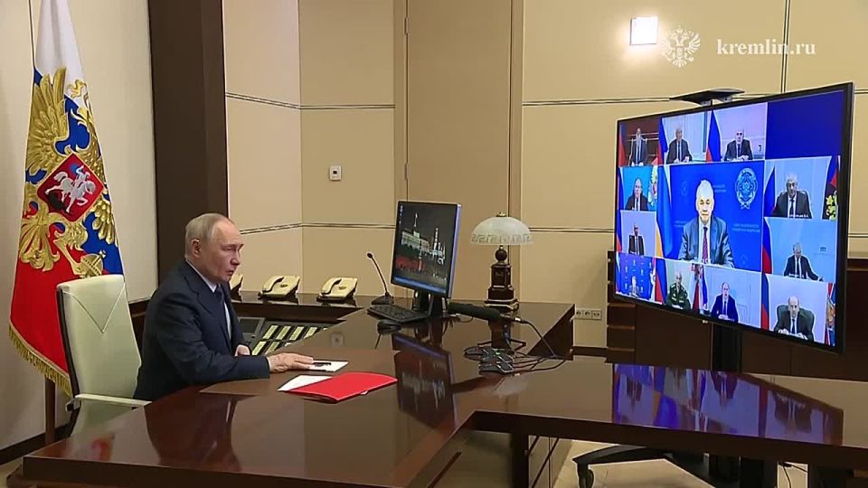 Владимир Путин по видеосвязи провёл оперативное совещание с постоянными членами Совета Безопасности