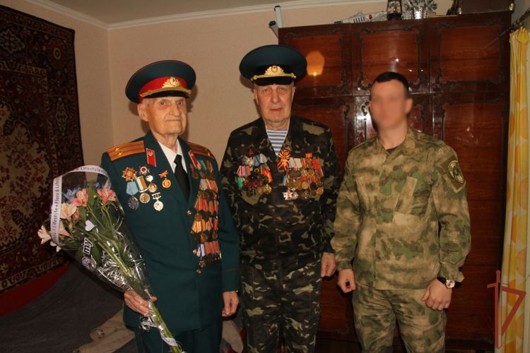 Представители Росгвардии поздравила со 100-летним юбилеем ветерана Великой Отечественной войны в ЛНР