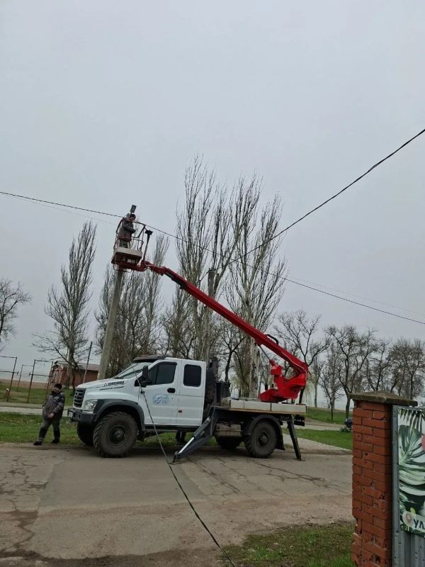 За неделю на улицах Мариуполя энергетики установили 230 новых светильников