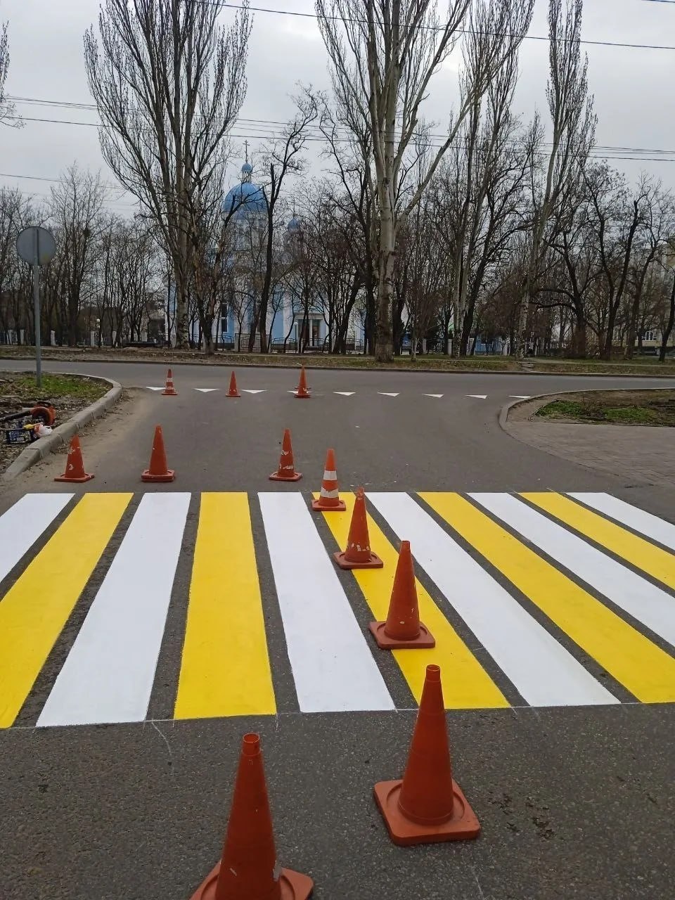 Дорожники обновляют пешеходную разметку у мариупольских храмов