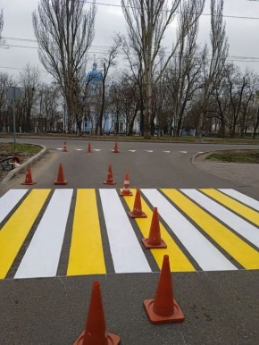 Дорожники обновляют пешеходную разметку у мариупольских храмов