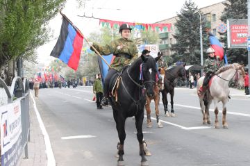 Первые флаги ДНР в Мариуполе