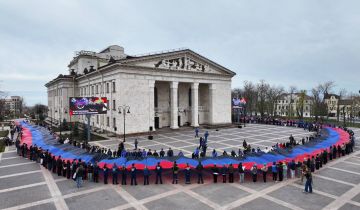 «200 метров гордости»: Огромный флаг ДНР растянули вокруг Мариупольского драмтеатра