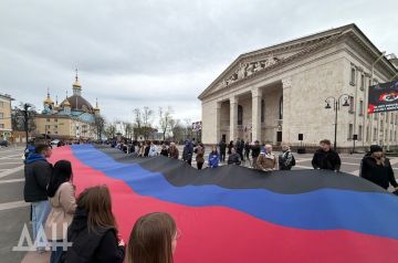 200-метровый флаг Республики развернули в Мариуполе