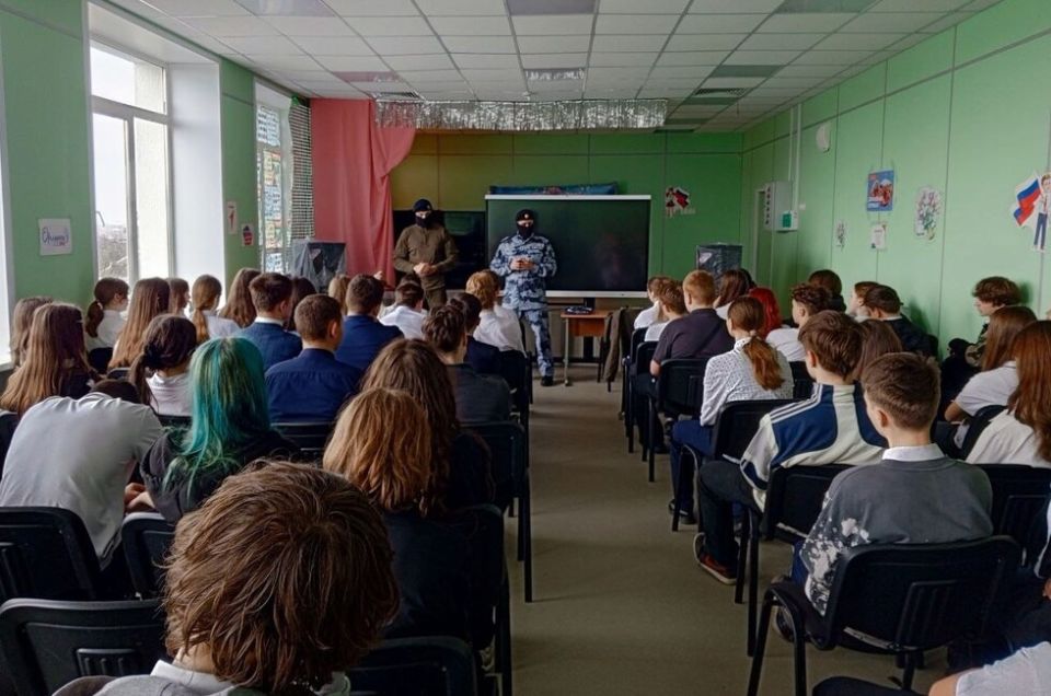 Спецназовцы рассказали школьникам Мариуполя о правилах поведения в интернете