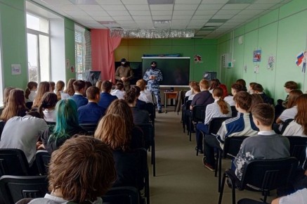 Спецназовцы рассказали школьникам Мариуполя о правилах поведения в интернете