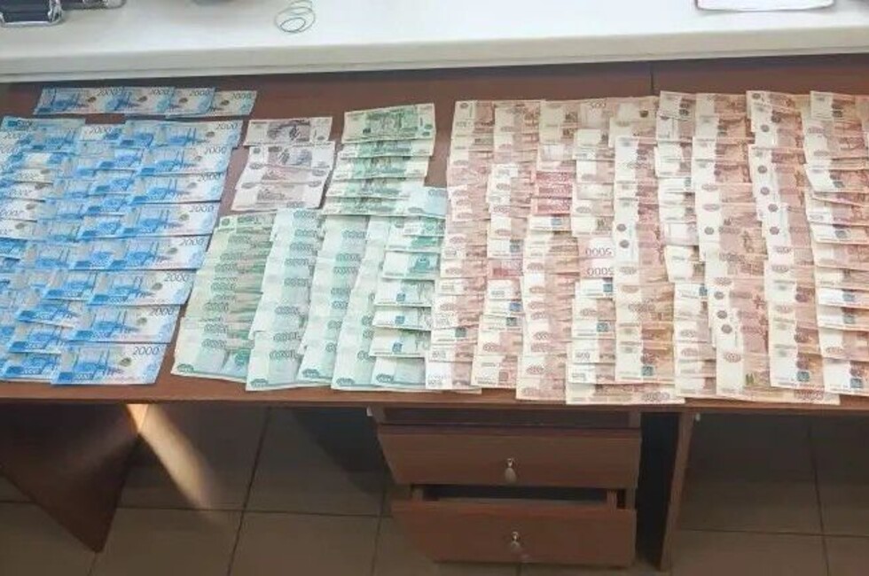 Двое подростков из Мариуполя забрали 4 млн рублей у жертв мошенников