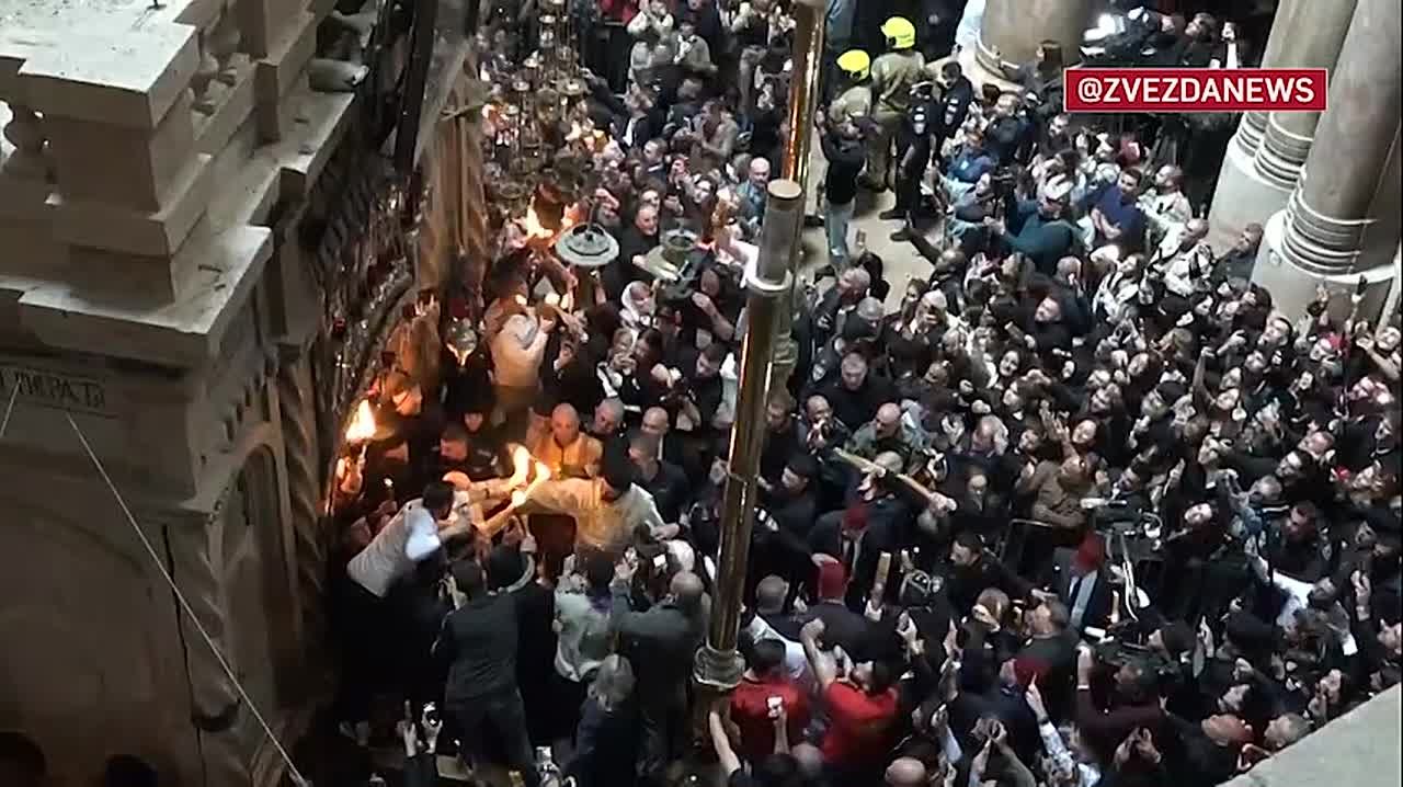 Благодатный огонь сошел в храме Гроба Господня в Иерусалиме