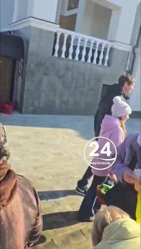 Возле Свято-Троицкого храма г. Мариуполя на празднование Пасхи также собрались прихожане