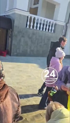 Возле Свято-Троицкого храма г. Мариуполя на празднование Пасхи также собрались прихожане