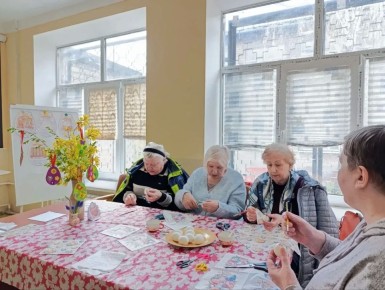 Пожилые мариупольцы освоили технику декупажа пасхальных яиц