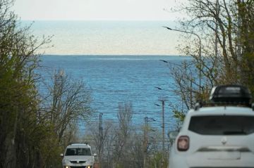 Плотные дождевые облака своей тенью разделили Азовское море в черте Мариуполя