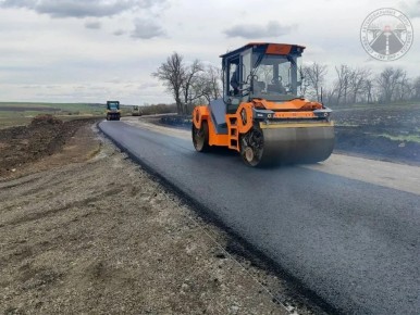 Александр Бондаренко: Дорожные работы набирают темп: уже обновлено около 39 км покрытия на межмуниципальных трассах