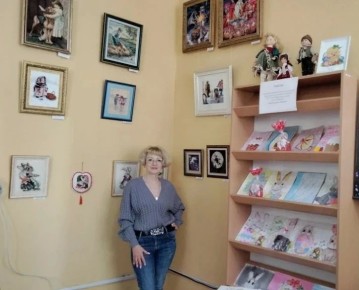 В Мариуполе проходит выставка вышитых картин «В гостях у сказки»