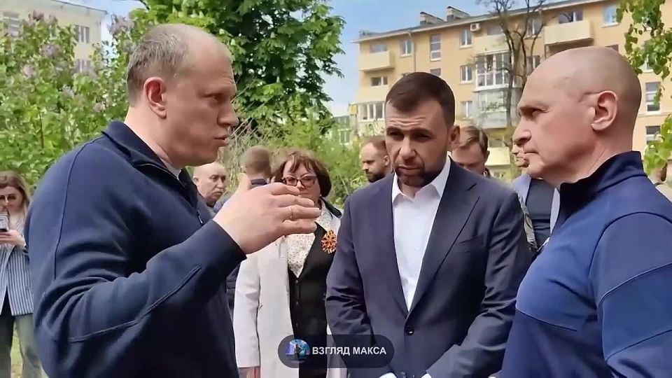 Первый заместитель руководителя администрации президента России Сергей Кириенко вместе с главой ДНР Денисом Пушилиным посетил Мариуполь. В ходе рабочей поездки они осмотрели социальные и спортивные объекты города, в том...