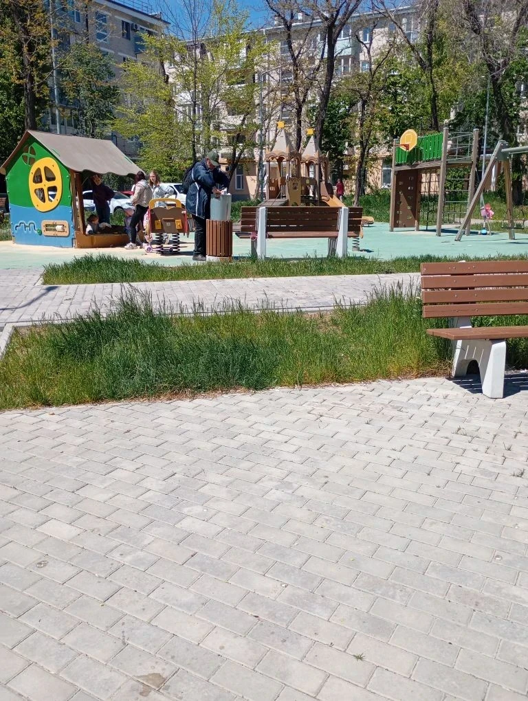 В Мариуполе продолжается благоустройство придомовых территорий