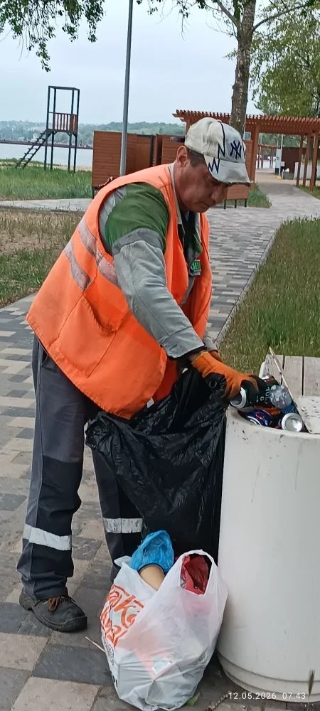 Коммунальщики наводят порядок на городских пляжах