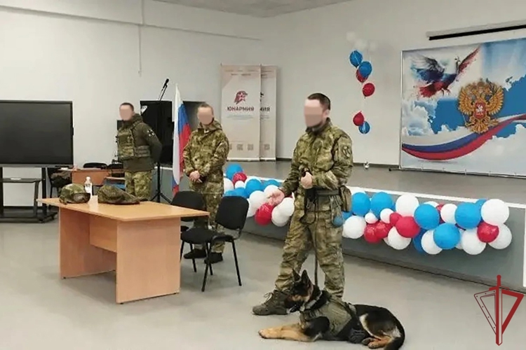 В учебных заведениях ДНР росгвардейцы проводят военно-патриотическую работу
