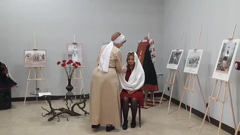 Сегодня, в Международный день музеев, в Год народного единства в краеведческом музее г. Мариуполя открылась новая выставка «Свидетели эпохи: народы Российской империи в деталях костюма»
