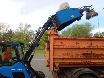 В Мариуполе дорожники продолжают уборку бордюрных зон