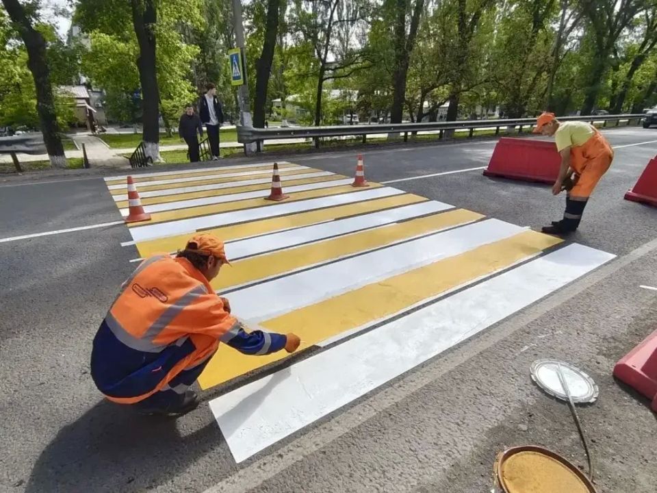#СОДЕРЖАНИЕ_СВОД за сутки. Продолжаем приводить в порядок элементы дорожной инфраструктуры в рамках содержания автомобильных дорог общего пользования: нанесли горизонтальную и вертикальную разметку на автодорогах: