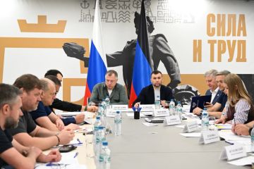 Вице-премьер РФ Марат Хуснуллин осмотрел объекты восстановления в Донецке и Мариуполе, а также провёл совещание по развитию ДНР