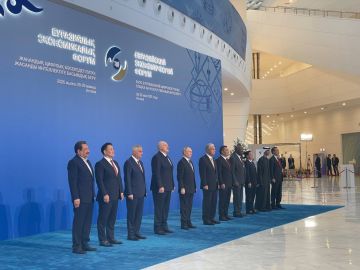 Совместное фотографирование глав делегаций государств – участников Евразийского экономического форума перед его началом в здании Конгресс-центра в Астане