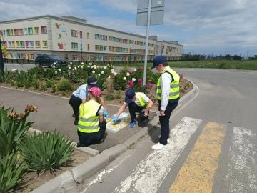 «Трафареты безопасности» появились на тротуарах Мариуполя