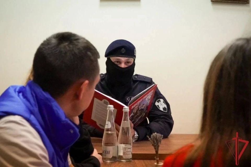 Представители СОБР «Ратник-Донбасс» Главного управления Росгвардии по ДНР приняли участие в тематическом круглом столе, приуроченном ко Дню русского языка
