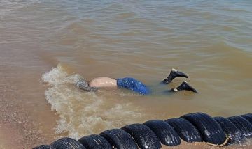 18+. В Мариуполе море выбросило труп мужчины